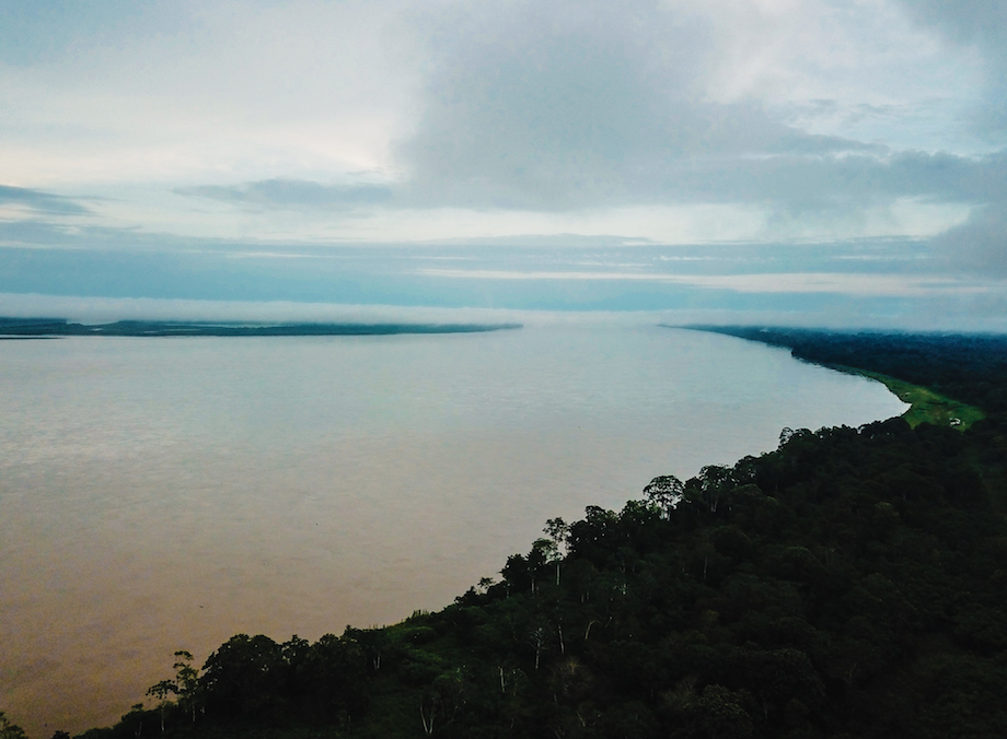 El río que lo atraviesa comparte el mismo nombre y es el más grande y caudaloso del mundo.