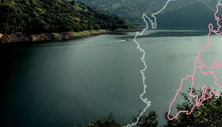 Paisaje montañoso con río y mensaje turístico sobre Colombia en el mapa