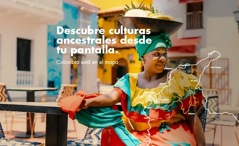 Mujer con traje típico y frutas sobre la cabeza en calle de la costa Caribe