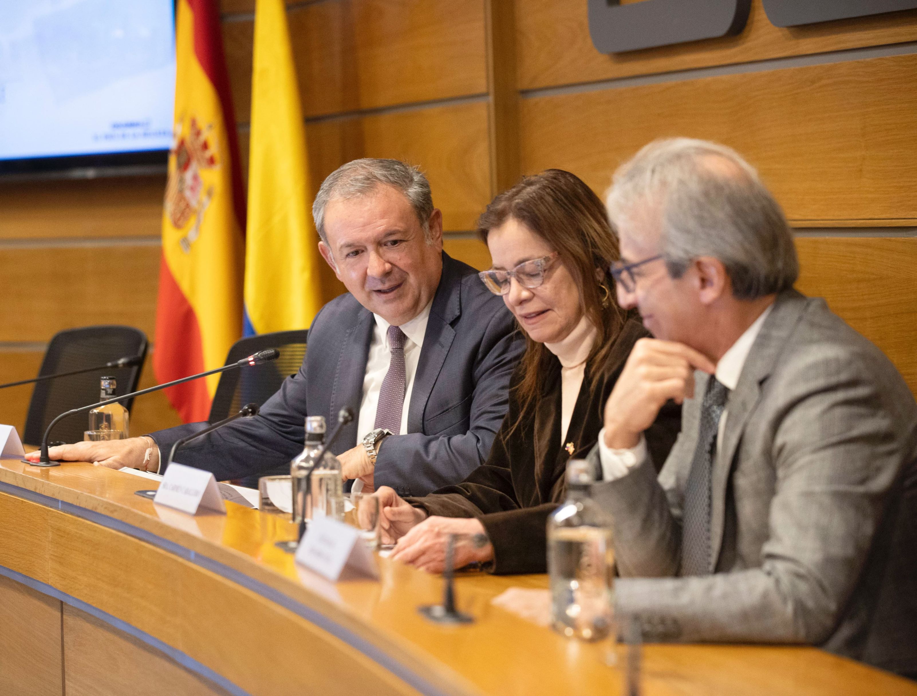 Narciso Casado Martin, Director de Relaciones con Iberoamérica del CEOE, Carmen Caballero Villa, Presidente de ProColombia y Eduardo Ávila, Embajador de Colombia en España