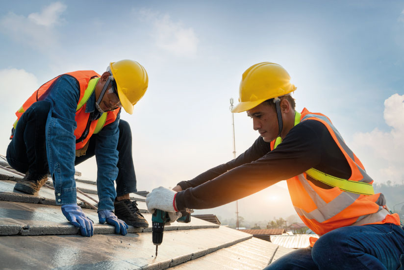 Trabajadores construyendo edificio con materiales de construcción colombianos