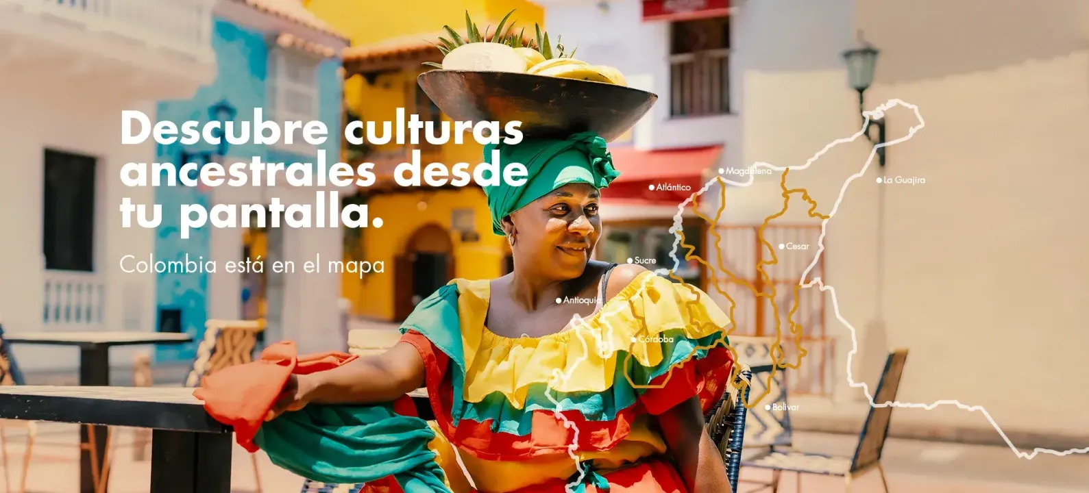 Mujer con traje típico y frutas sobre la cabeza en calle de la costa Caribe