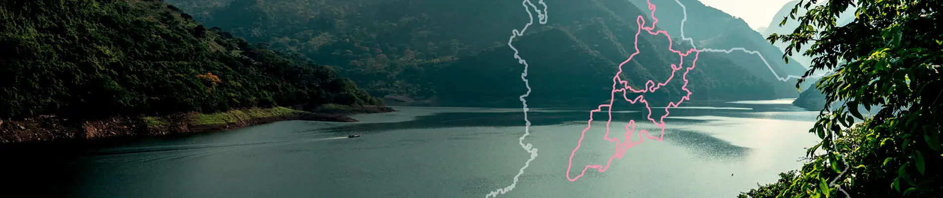 Paisaje montañoso con río y mensaje turístico sobre Colombia en el mapa