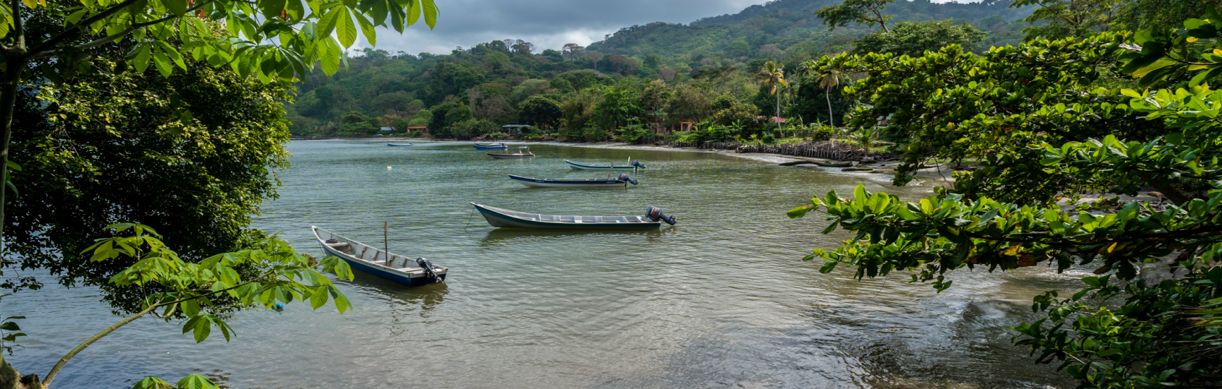Río con embarcaciones pequeñas a motor