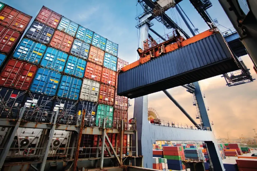 Autopartes eléctricas en contenedores para exportar.