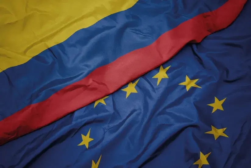 Bandera de Colombia junto a bandera de la Unión Europea