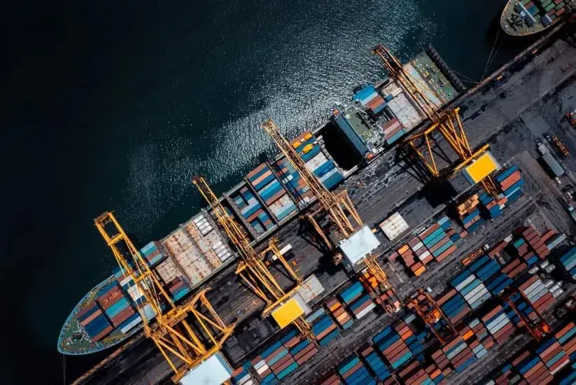 Barco cargando mercancía desde Colombia