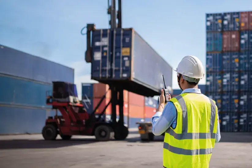 Exportador colombiano coordinando logística de envío de bienes