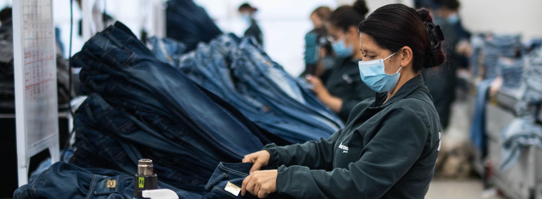 Trabajadores en fabrica de jeans  