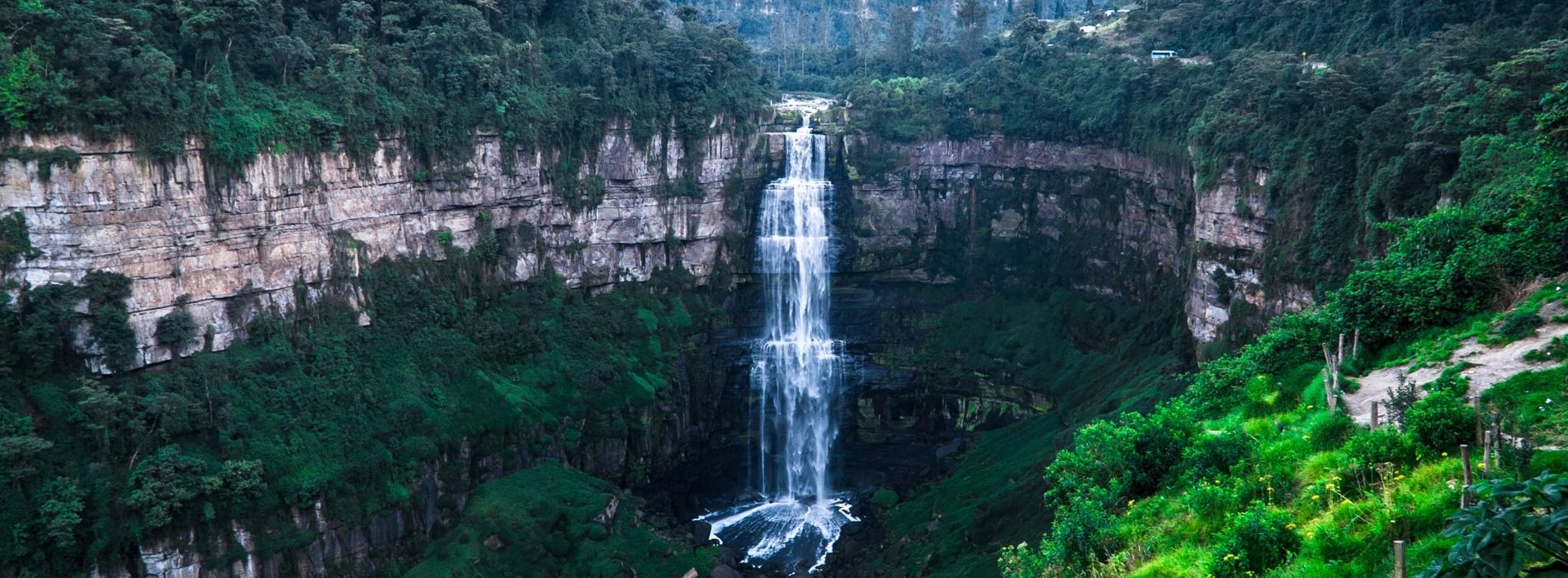 Paisaje con cascada en Colombia 