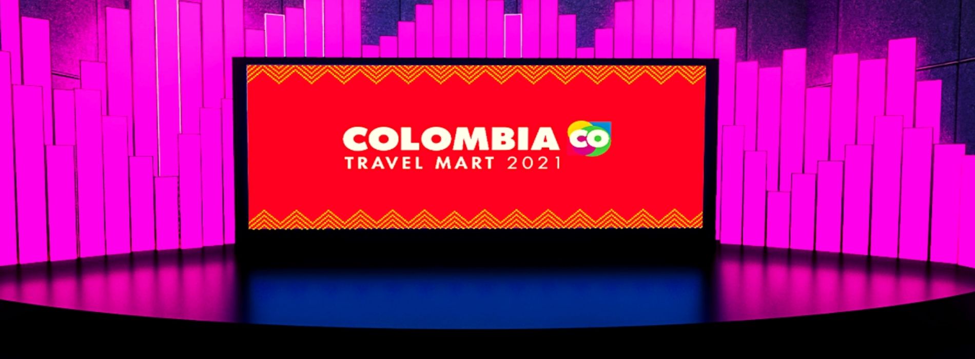 Escenario con pantalla de evento de Colombia CO  travel mart 2021