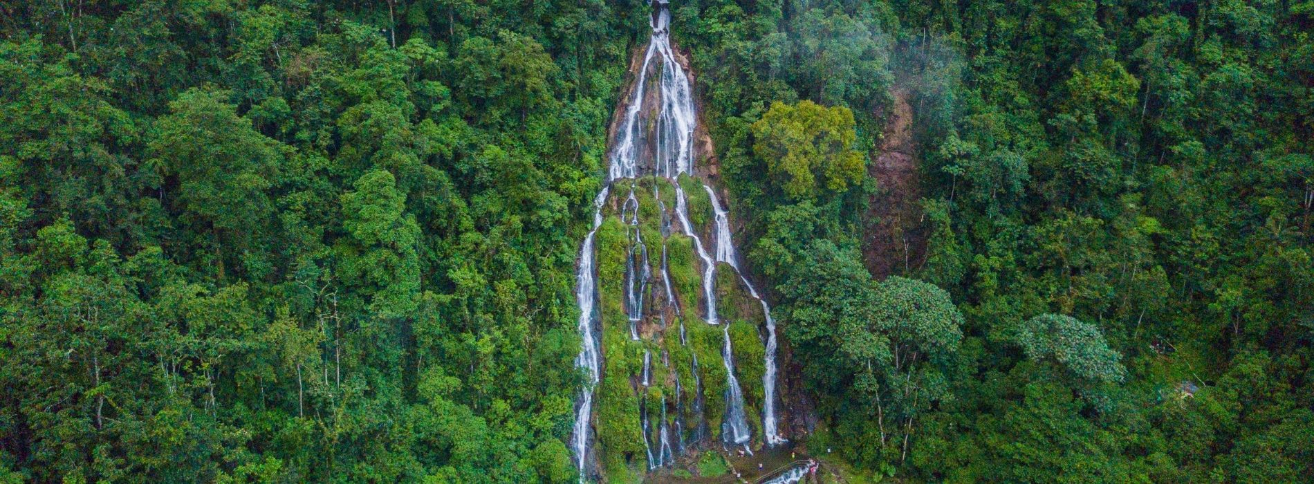 Fotografía panorámica de cascada en medio de una montaña 