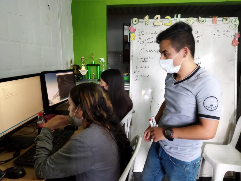 Jovenes utilizando software Colombiano en Boston y Abu Dhabi 