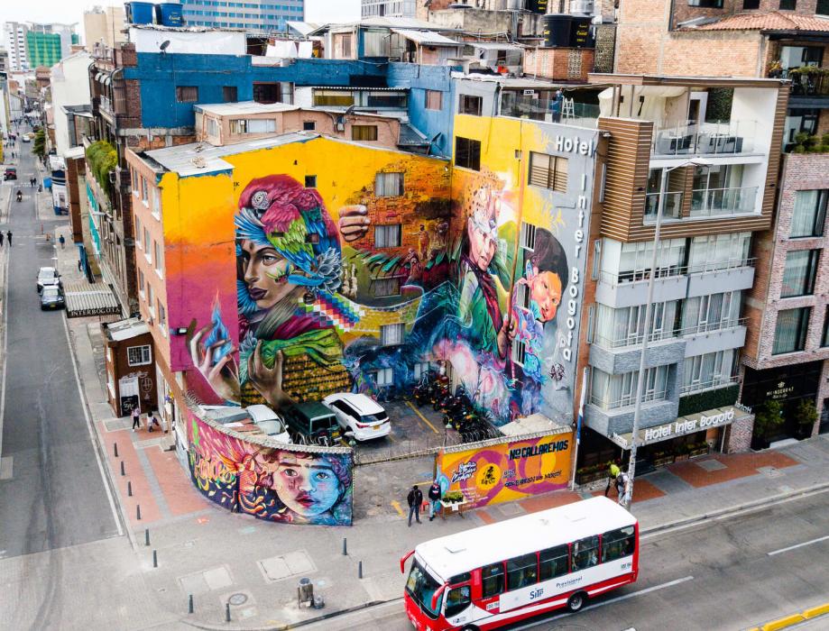 Mural artístico en edificio 