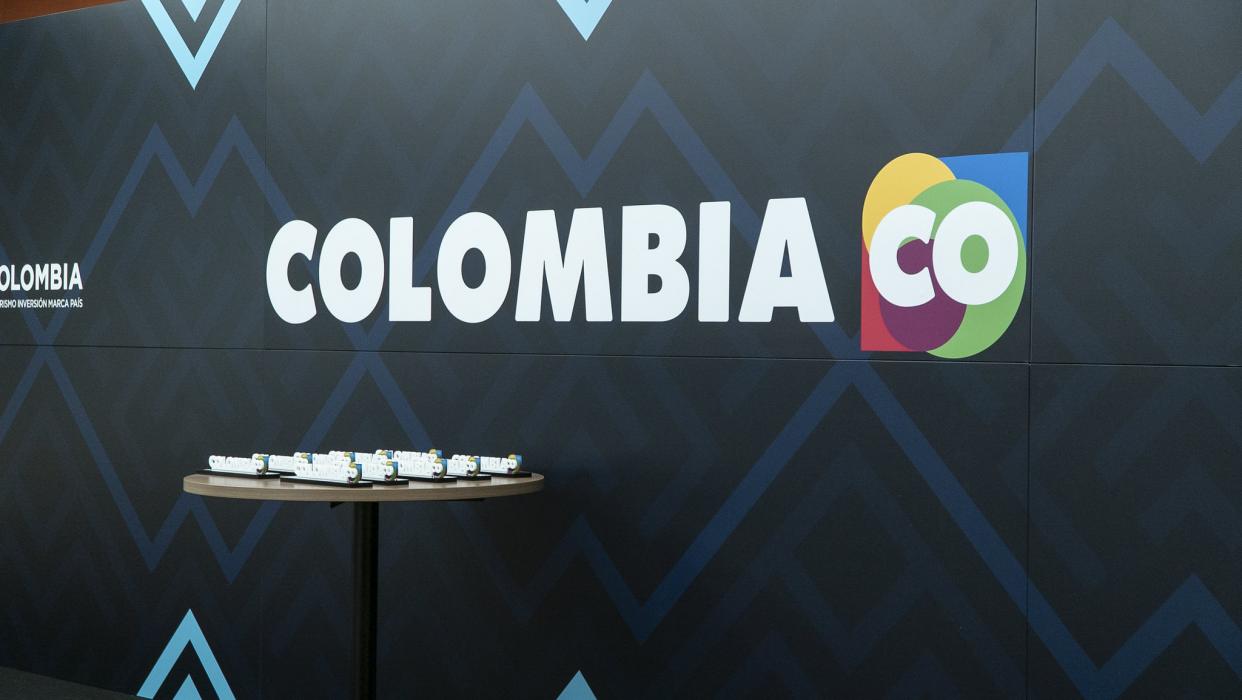 Letrero en evento de Colombia CO 
