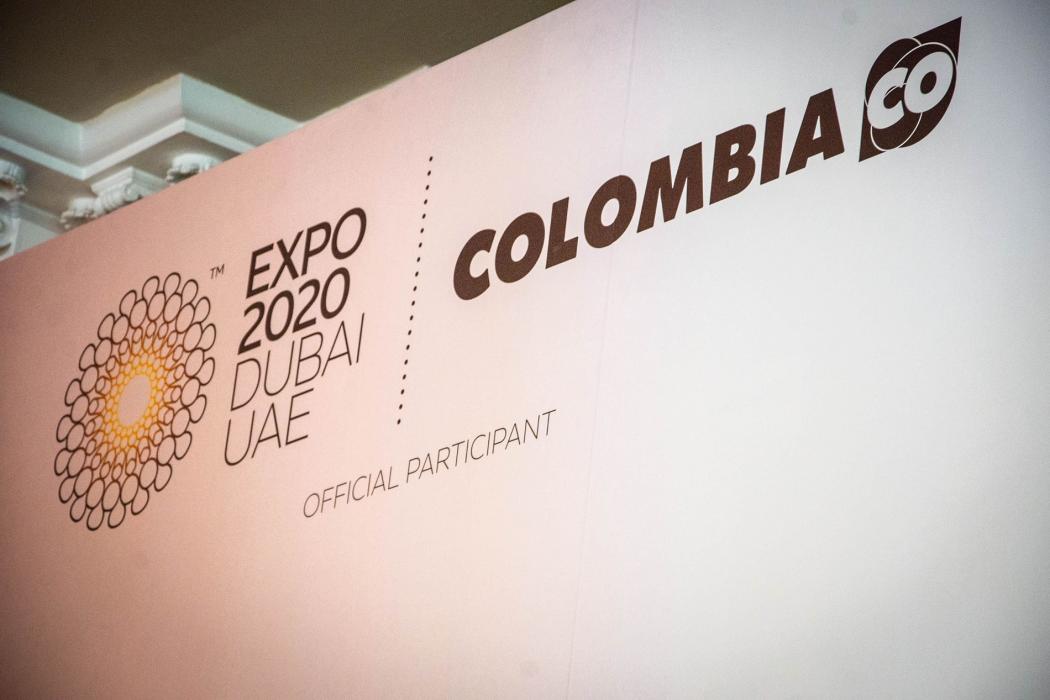 Letrero de Expo Dubai 2020 con Colombia Co