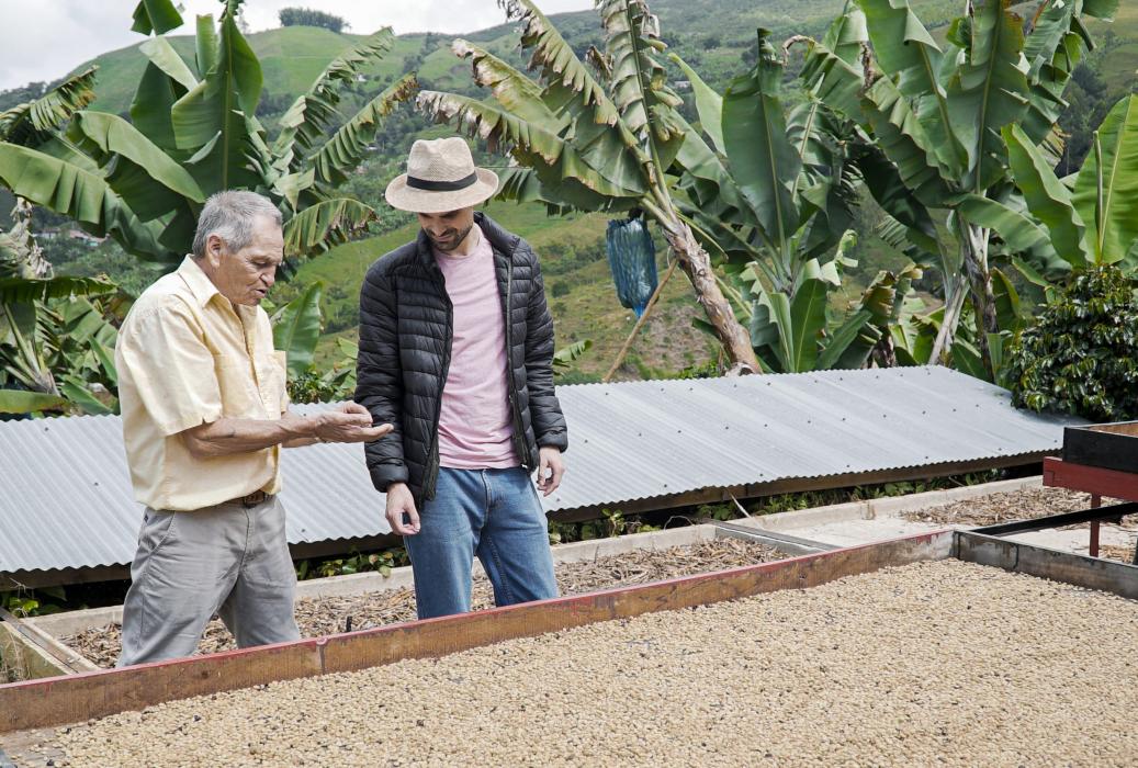 Dos hombre en una casa del campo Colombiano 