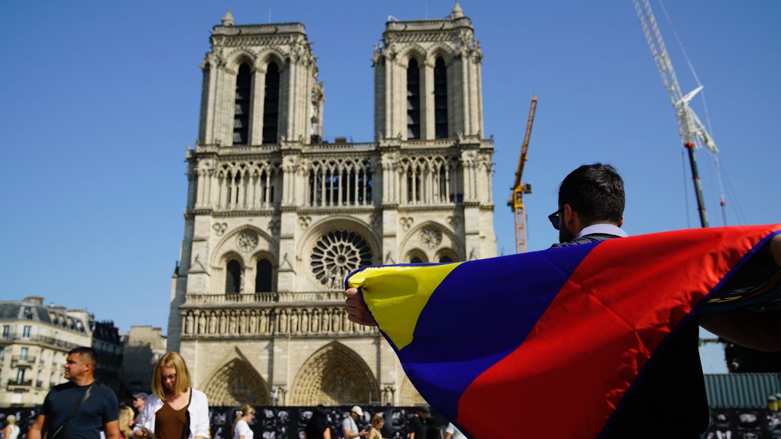 Movimiento #DaleLaVueltaALaBandera en Iglesia Notre Dame en París