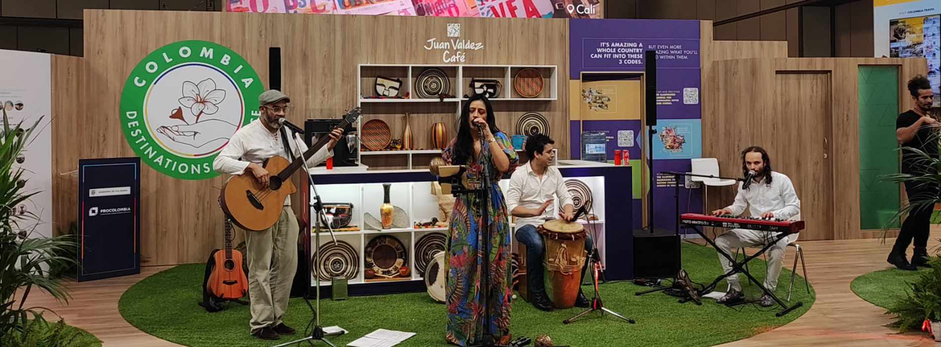 Presentación de músicos en Stand de ProColombia y Juan Valdez