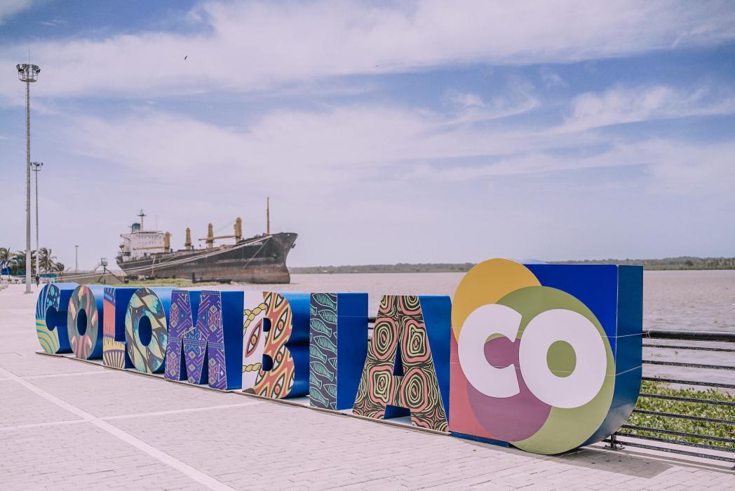 Letrero de Colombia CO en paisaje de Barranquilla