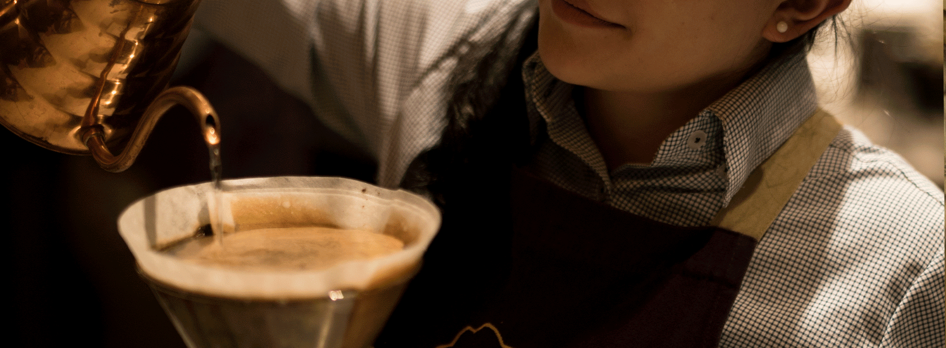 Café siendo servido en una tasa 