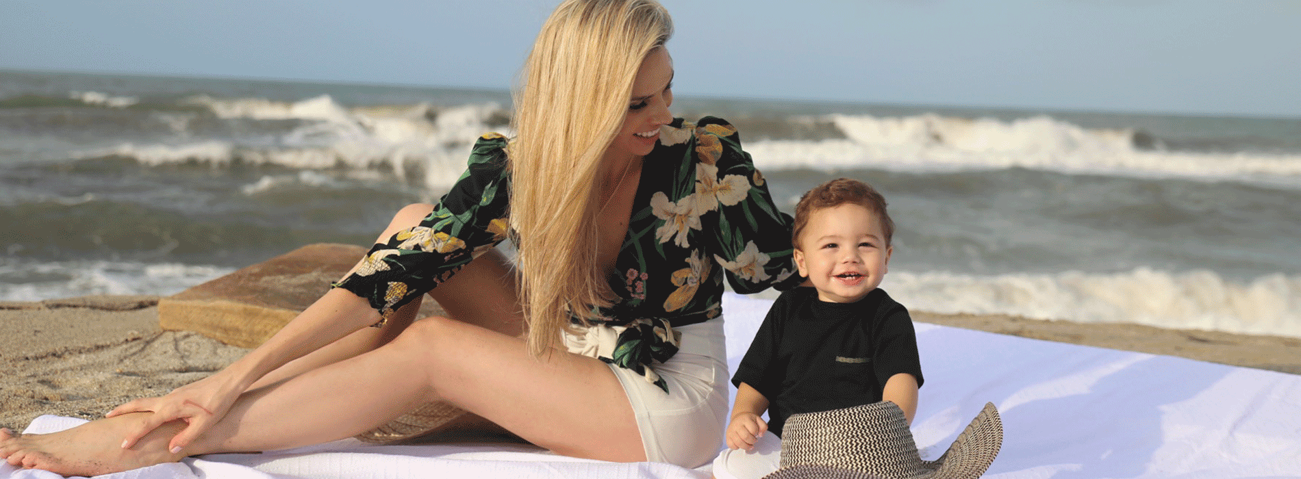 Madre e hijo en la playa 