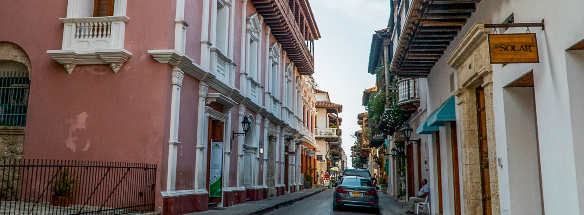 Calles de ciudad colonial en Colombia 