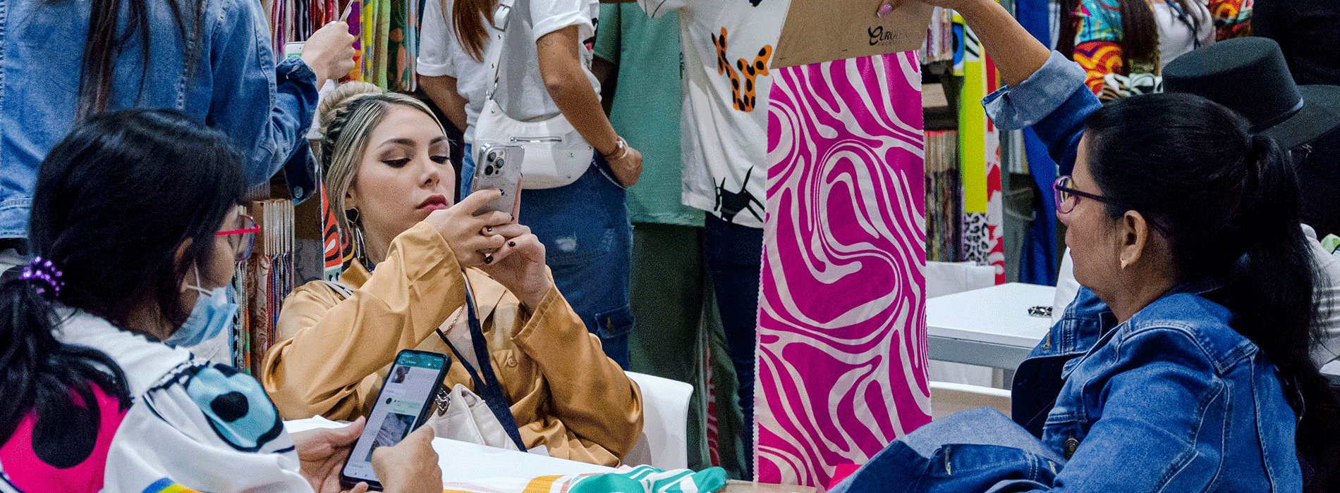 Mujer fotografiando ropa en la feria de Colombiamoda y Colombiatex 2022