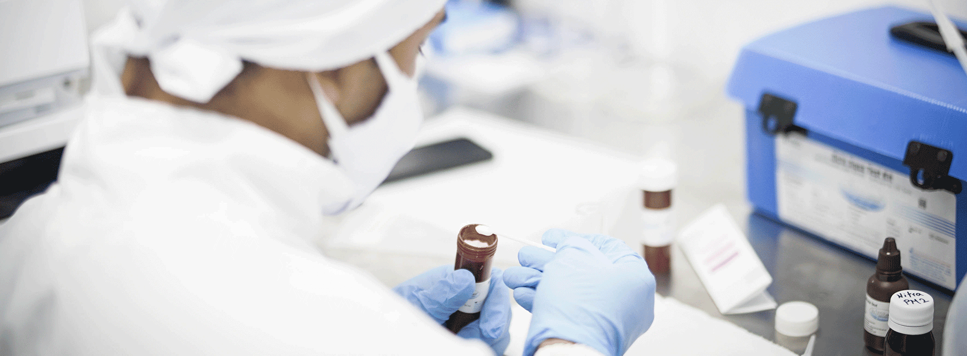 Químico farmacéutico trabajando en laboratorio