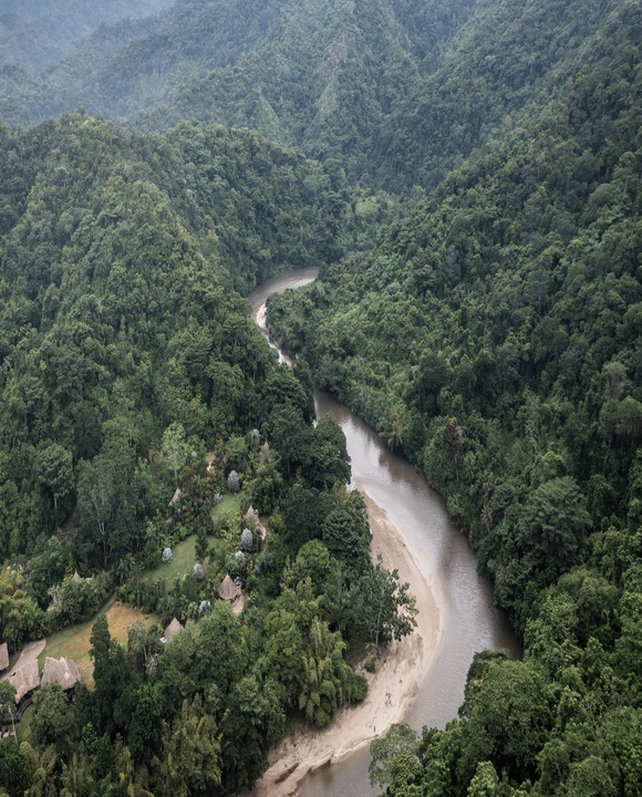 Vista aérea de One Santuario rodeado de selva densa.