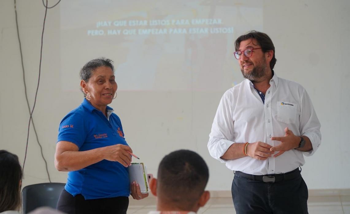 Mujer y hombre exponiendo sobre la internacionalización del Caribe colombiano