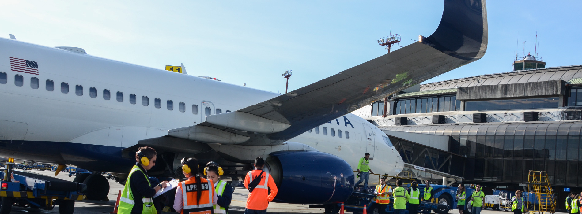 Avión comercial en aeropuerto 