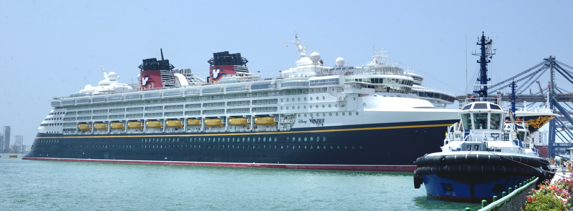 Crucero gigante en puerto Colombiano 