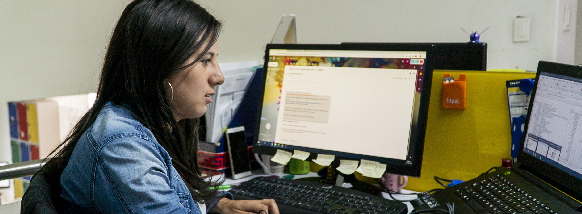 Mujer oficinista trabajando en computador 