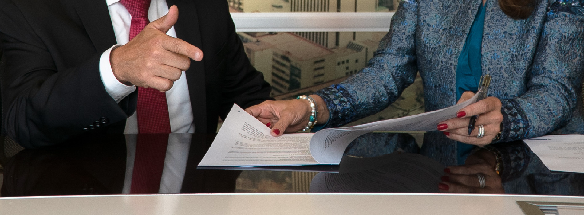 Mujer y Hombre ejecutivos firmando un contrato