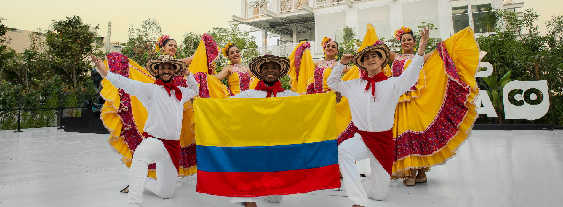 Bailarines folclóricos en Expo 2020 Dubái