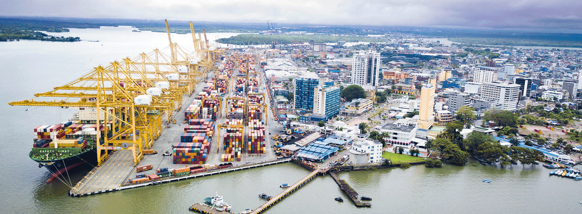 Fotografía panorámica de ciudad con puerto de exportación 