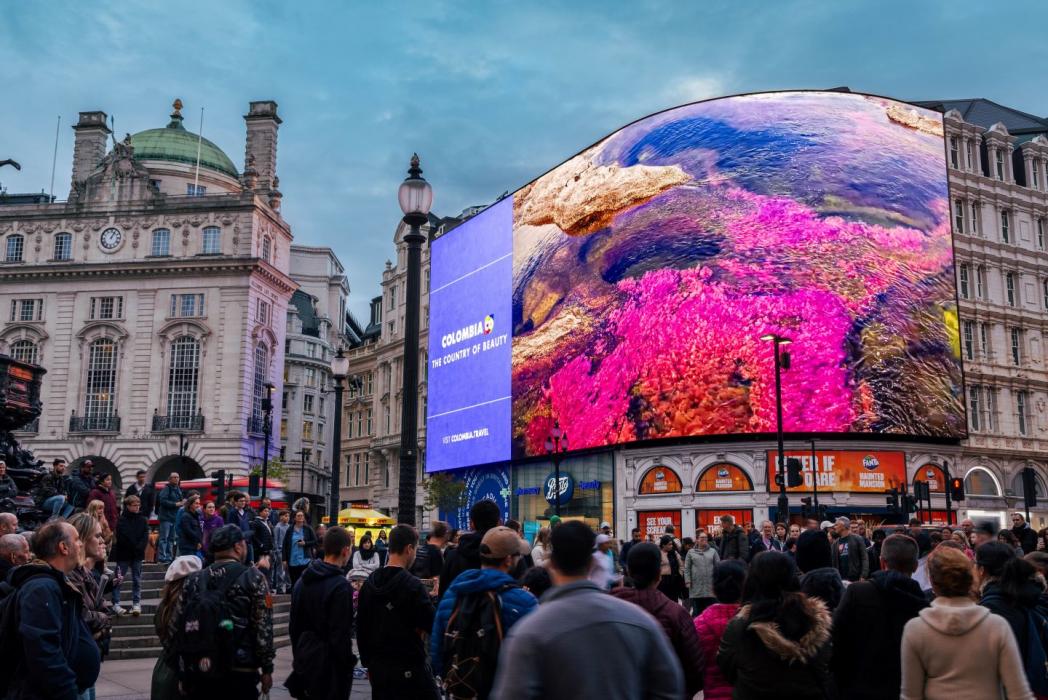 ColombiaCo en pantalla gigante en la ciudad de Londres