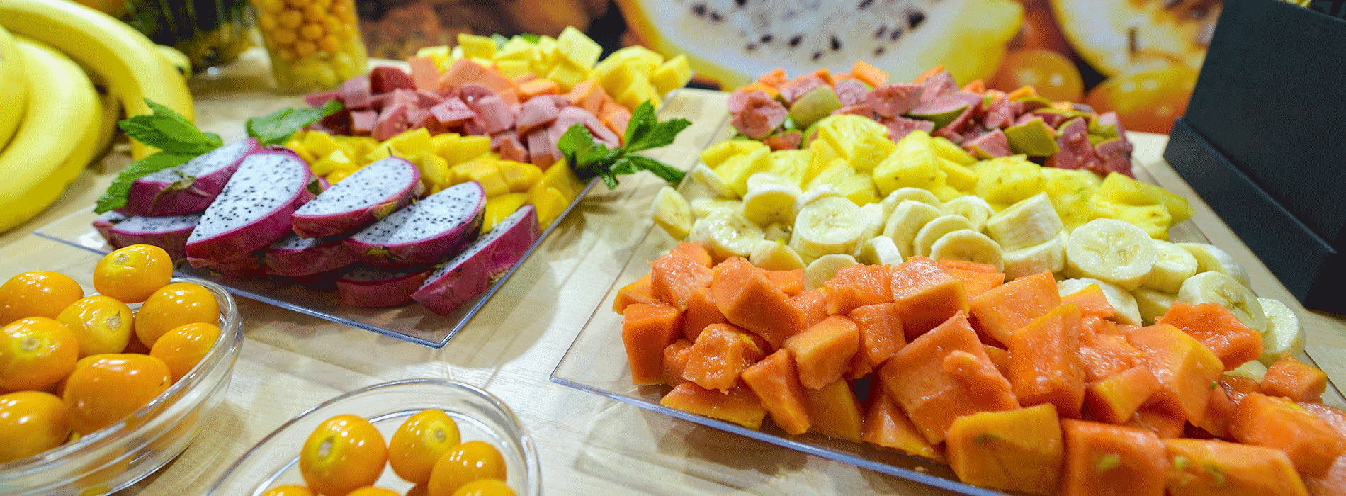 Mesa de buffet de frutas  colombianas 