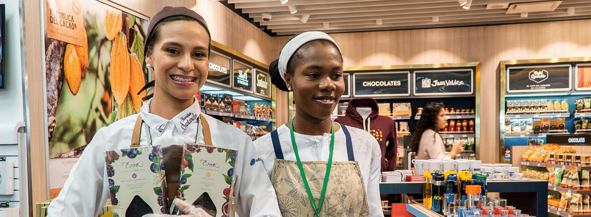 Mujeres trabajando en tienda de de productos exportados 