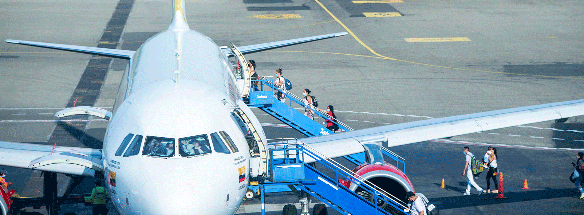 Avión comercial en aeropuerto 