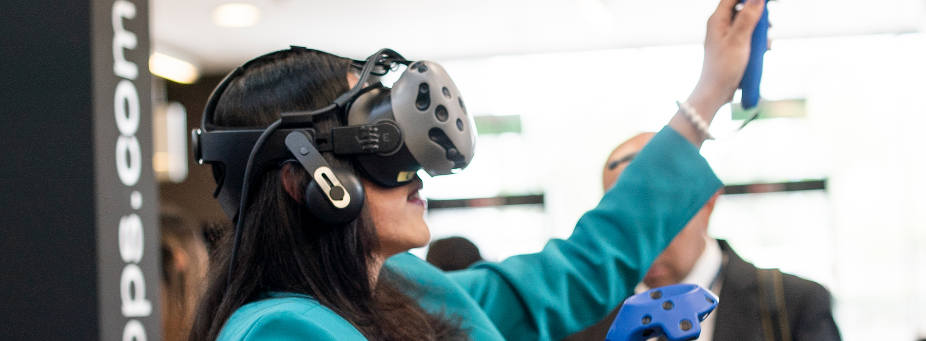 Mujer con gafas de realidad virtual 