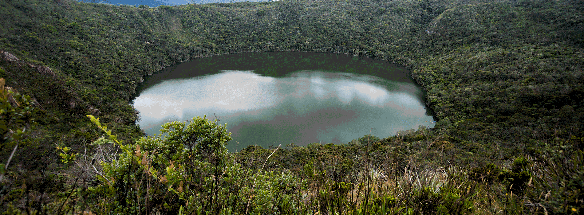 Paisaje con lago entre las montañas 