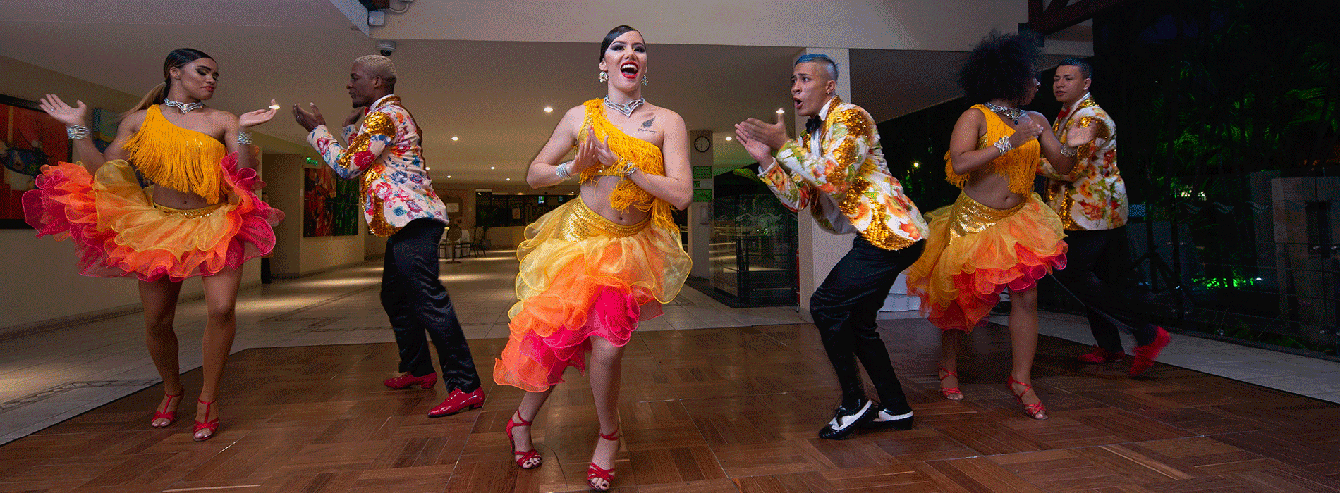 Bailarines folclóricos en evento