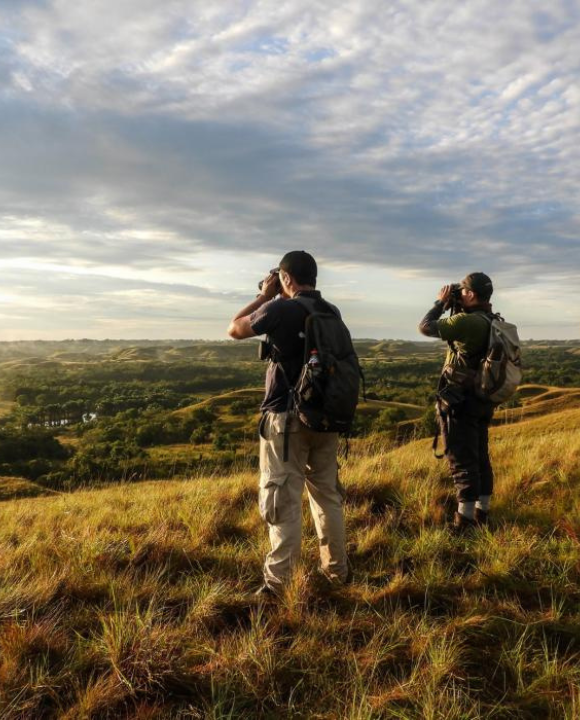 Turistas fotografiando paisaje de Colombia