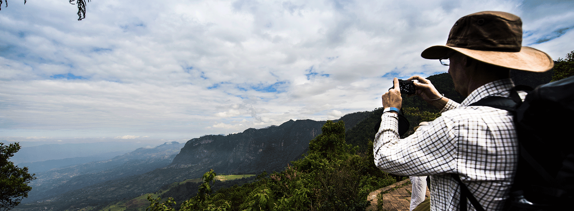 Turista tomando fotografía de paisaje Colombiano 