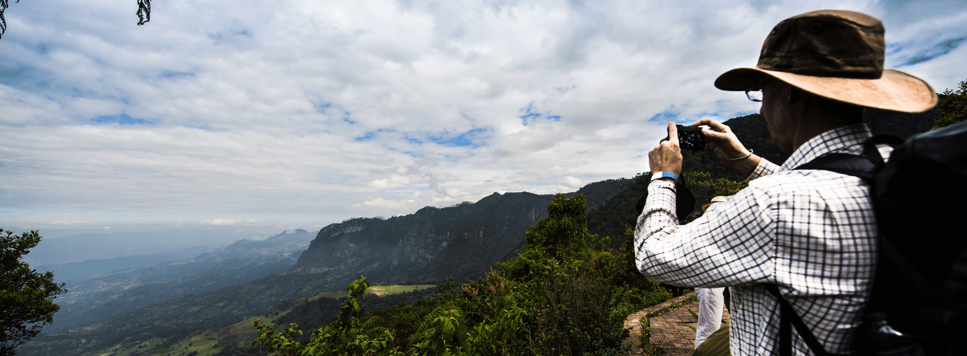 Turista tomando fotografía de paisaje Colombiano 