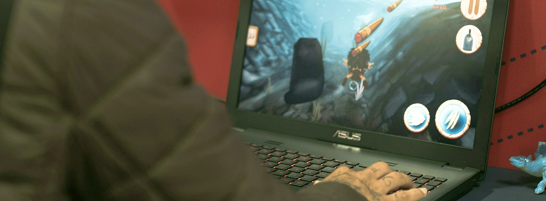 Hombre jugando videojuego en un computador 