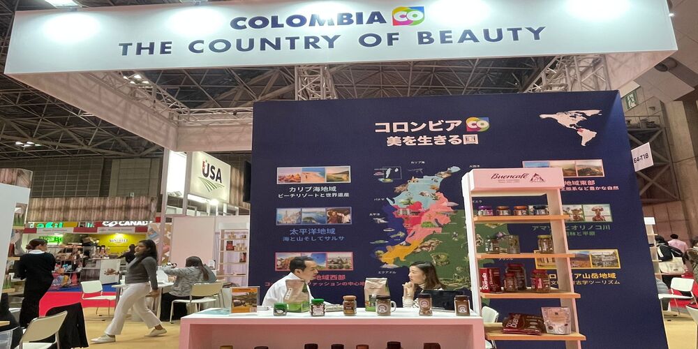 Feria en Japón con ColombiaCo en un stand 