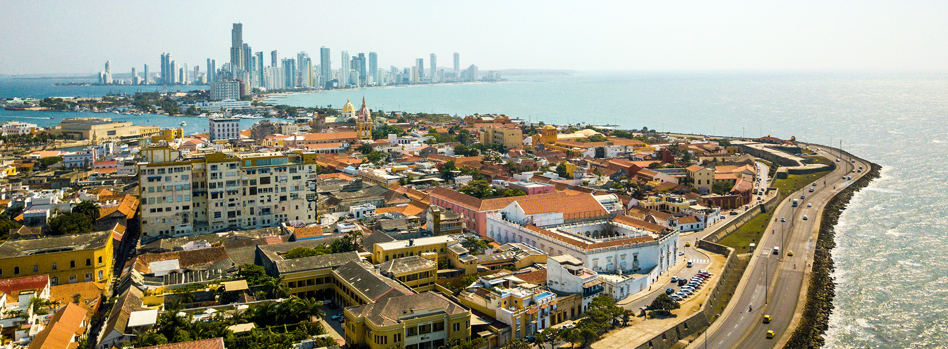 Fotografía panorámica de ciudad Costera 